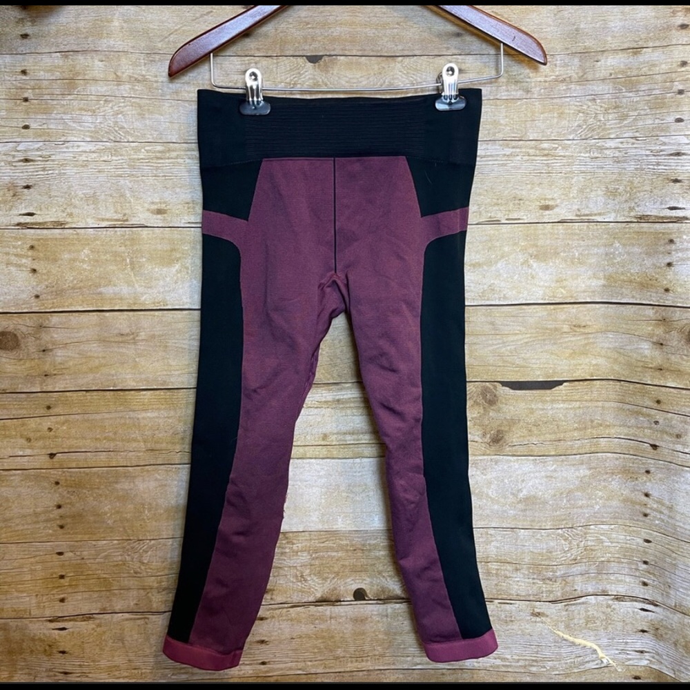 Under Armour cropped compression pants